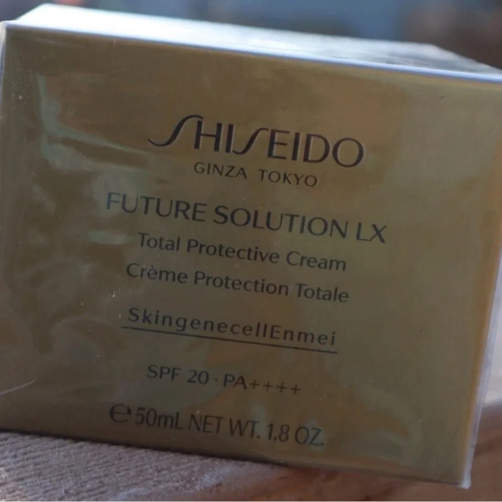 Shiseido Future Solution LX Moisturizing Day Cream - Gold and White